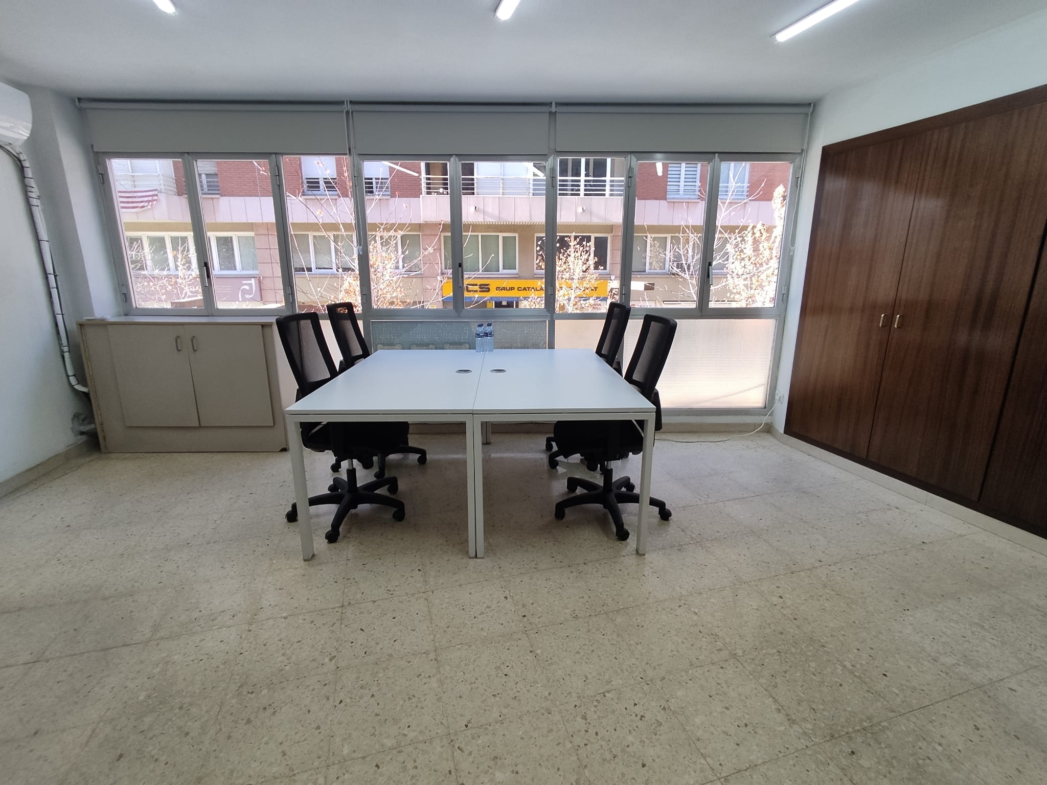 Sala de treball del Coworking Manresa amb taules, cadires i llum natural