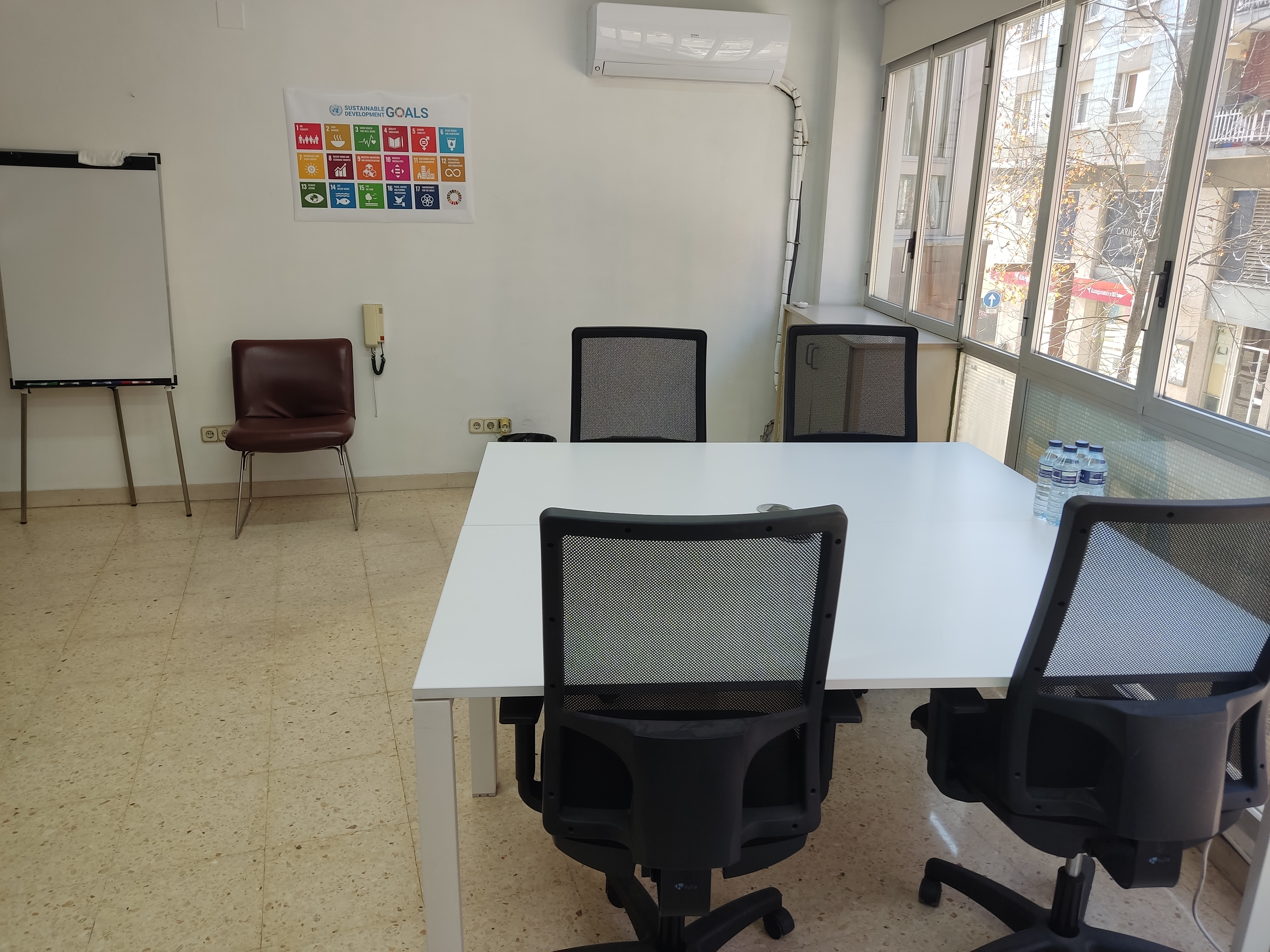 Sala de reunions del Coworking Manresa amb taula, cadires i aire condicionat